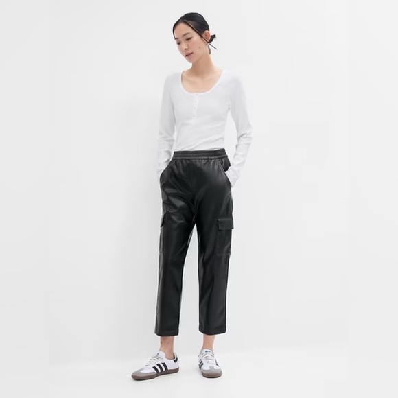 NWOT! GAP Black Mid Rise Easy Vegan-Leather Cargo Pants - Size Large Tall💛 - Picture 1 of 9